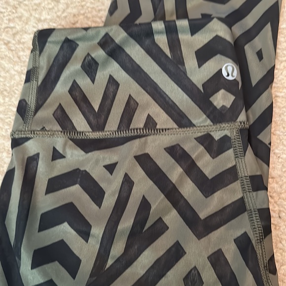 Lululemon Women’s Long Leggings Size 4 - Picture 2 of 3